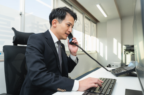電話で相談している弁護士のイメージ