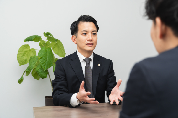 今後の方針を説明する弁護士